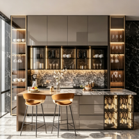 Meuble de cuisine de luxe moderne avec îlot bar et vitrine à vin, éclairage LED, ensemble personnalisé en contreplaqué, robinet, charnières, design modulaire écologique