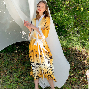 Peignoir de nuit en satin lisse et élégant à imprimé floral pour femmes grandes tailles personnalisé - Product Image 2