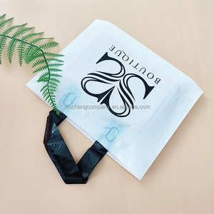 Bolsas de compras de plástico negro personalizadas con su logotipo, con impresión de texto y tamaño en cualquier color. - Product Image 3