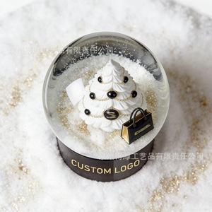 Globe à neige personnalisé avec logo, sapin de Noël et sac pour cadeaux d'entreprise - Product Image 1
