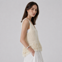 Débardeur en tricot ajouré/crochet pour femme avec franges pour les vacances à la plage. Gilet ajouré tissé à franges.