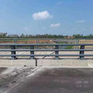 Barrera de Seguridad Anticollisión de Acero al Carbono para Carreteras, Grado Ingeniería, Reflectante, Clasificación de Impacto M68, Recubrimiento en Polvo para - Product Image 3