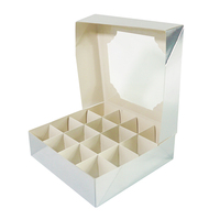 Boîte cadeau vide en papier blanc 15x15x3 cm pour chocolats, truffes, cires fondantes, avec 16 compartiments et séparateurs gaufrés