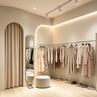 Vitrine de magasin de vêtements pour femmes sur mesure, design intérieur de boutique de mode.