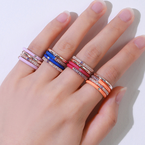 Anillo de circonita chapado en oro y cobre esmaltado de colores brillantes Kenjie, estilo moderno de primavera/verano - Product Image 1