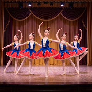 Costume de spectacle pour enfants Le Soldat Casse-Noisette, avec tutu de ballet, épaulettes à pompons dorés et tutu plat rouge et bleu, style Garde Royale - Product Image 3