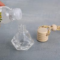 Rafraîchisseur d'air avec logo personnalisé 8ml 10ml Bouteille vide en verre en forme de coeur avec couvercle en bois Bouteilles suspendues pour diffuseur de voiture
