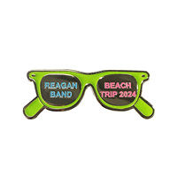 Broche OEM en forme de chat mignon avec lettres en émail, couteau en alliage amusant, épingle pour lunettes de soleil, cadeau de bijouterie de mode avec technique de moulage