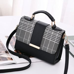 Bolso femenino moderno y elegante en microfibra modelo bandolera en cuero PU. - Product Image 1