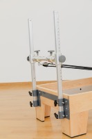 Ce Reformer de Pilates Commercial utilise du bois d'érable importé et des montants en aluminium, il possède 6 ressorts et 7 réglages de barre.