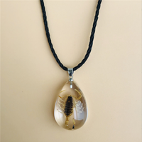 Prix d'usine vente en gros résine micro paysage véritable insecte jaune scorpion ambre collier pour vente au zoo