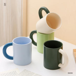 Taza de Cerámica de Estilo Nórdico Hecha a Medida con Acabado Mate y Asa, Diseño con Bloques de Color, Perfecta para Regalo - Product Image 4