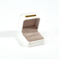 Boîte à bijoux carrée en cuir PU blanc FANXI avec logo personnalisé et options de couleur pour l'affichage de bijoux de mariage