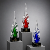 Trophée de reconnaissance en verre artistique torsadé rouge, bleu et vert, avec logo personnalisé sur mesure, cadeau d'entreprise du fabricant Noble