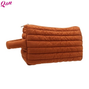 Trousse de maquillage gonflée avec logo personnalisé Trousse de toilette légère Trousse cosmétique en nylon matelassé avec fermeture éclair pour rouge à lèvres pelucheux - Product Image 1