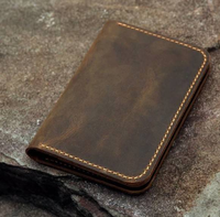 Couverture de passeport unique en cuir véritable de luxe avec porte-carte intégré Technologie de blocage RFID Fermeture sécurisée à deux volets Global