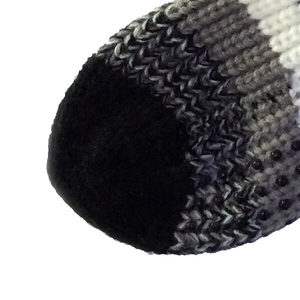 Fornida punto de cable cama calcetines con pompones - Product Image 6