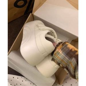 Zapatillas Modernas para Mujer, Estilo Feo-Modern, Punta Redonda y Suela Gruesa, Cómodas con Velcro, Versátiles para Uso Diario, Color Blanco - Product Image 4