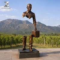 Sculpture de magnat d'affaires en bronze grandeur nature personnalisée avec valise, statue figurative surreale pour jardin extérieur, villa, décoration d'art public