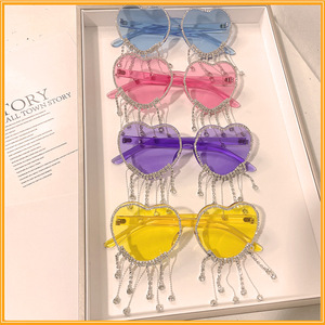 Candy color love nappel Y2K occhiali da sole moda cuore senza cornice PC <span class=keywords><strong>un</strong></span> pezzo lente oceano nappe strass occhiali da sole donne - Product Image 3