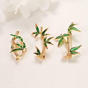 Broches de mode en bambou vert exquis en gros pour femmes, accessoires de poitrine en perles d'eau douce pour tenues festives - Product Image 2