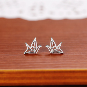 Orecchini a perno minimalisti a forma di gru origami da donna, gioielli lisci ed eleganti per l'orecchio - Product Image 5