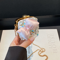 Sac bandoulière mini rigide pour femme, orné de strass étincelants et d'une fleur 3D, avec chaîne, idéal pour les soirées