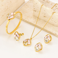 Parure de bijoux en acier inoxydable plaqué or avec pierres colorées : collier, bracelet, boucles d'oreilles et bague – Bijoux fantaisie pour femme – Vente en gros