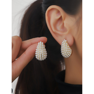 Boucles d'oreilles clous en forme de goutte de perle, jaune clair doré, micro-incrustation, pour femme, collection Printemps 2023 - Product Image 1