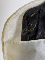 Housses de vêtements personnalisées en non-tissé avec fenêtre transparente en PVC, fermeture éclair latérale, impression de logo et ouverture pour cintre, pour costumes, robes et vêtements