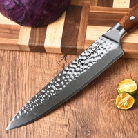 Ensemble de couteaux de cuisine en acier damas martelé au design intemporel, couteaux de chef forgés avec bloc magnétique en noyer