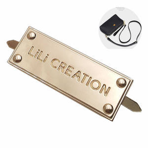 تصميم عصري لملصقات معدنية مخصصة ثلاثية الأبعاد بارزة وصديقة للبيئة على شكل لفافة للملابس والأحذية والحقائب - Product Image 1