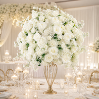 Boule de fleurs artificielles faite à la main en roses blanches et gypsophiles pour centre de table de mariage et décoration événementielle - Plastique écologique festif