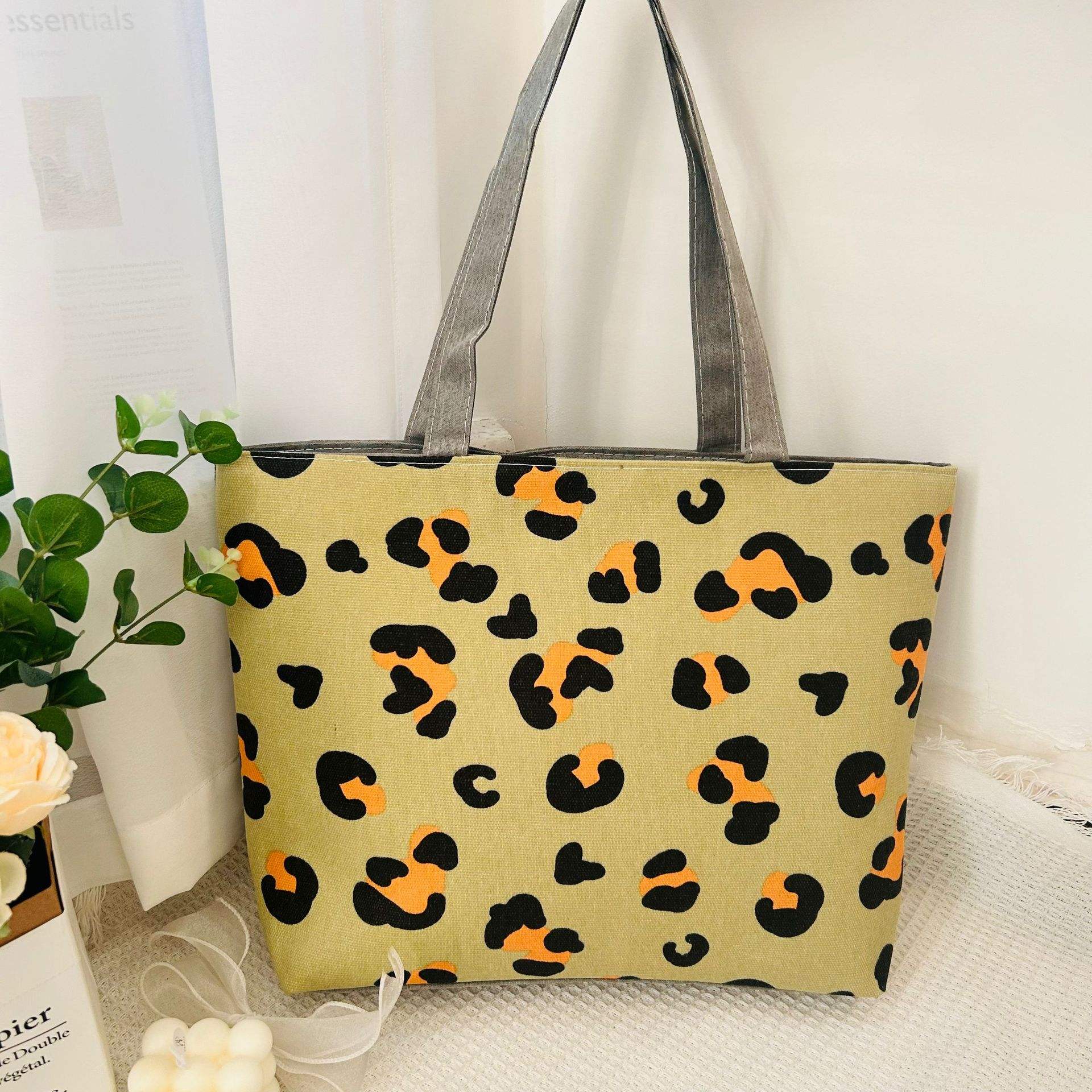 Estampado de leopardo amarillo y verde.