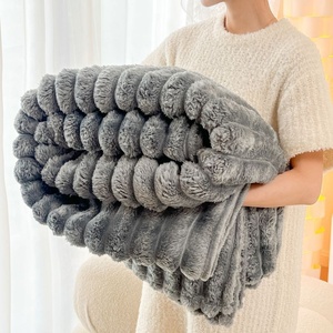 Bon marché, vente en gros, <span class=keywords><strong>couverture</strong></span> en molleton épais à rayures jacquard, <span class=keywords><strong>fausse</strong></span> <span class=keywords><strong>fourrure</strong></span> de lapin, <span class=keywords><strong>couverture</strong></span> en flanelle douce au toucher - Product Image 4