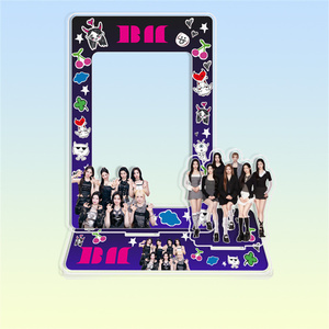KPOP Stray Kids V SUGA JK CORTIS IVE Stand ITZY IU ILLIT ZB1 TWS Figura de Acrílico con Soporte para Tarjetas, Decoración de Escritorio para Fans - Product Image 2