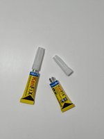 12 tubes en aluminium contenant une colle à prise rapide et haute résistance, adaptée au collage de divers matériaux