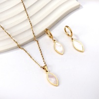 Ensemble de bijoux en acier inoxydable pour femmes, collier et boucles d'oreilles en forme de feuille, design minimaliste imperméable, coquille blanche
