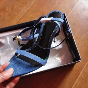नुकीले खुले पैर की अंगुली शैली सोने ताला टखने का पट्टा सुरुचिपूर्ण सेक्सी अद्वितीय लक्जरी ऊँची एड़ी के जूते 2022 डेनिम धातु नीले असली लेदर अजीब शैली - Product Image 3