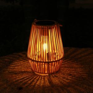 โคมไฟโซลาร์เซลล์ LED แบบครอส-บอร์เดอร์ ดีไซน์เหล็กและหวาย กันน้ำ ตกแต่งสวน สร้างบรรยากาศ - Product Image 1