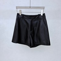 Shorts en cuir classiques pour femmes avec boutons pression, poches latérales, taille élastique au dos, style décontracté urbain pour tous les jours