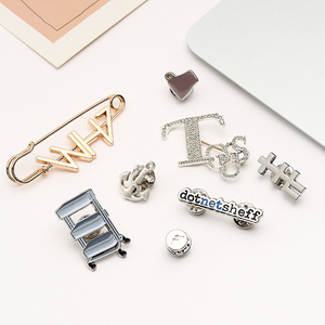 Insignias de metal esmaltado personalizadas con pedrería y broches de seguridad para promoción - Product Image 4