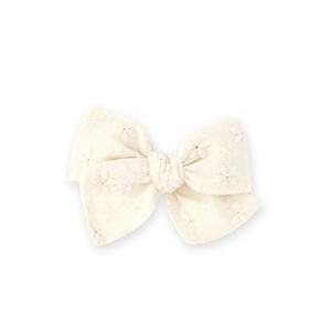 Nœud pour cheveux brodé en ivoire fait main sur mesure pour bébés filles, <span class=keywords><strong>pince</strong></span> <span class=keywords><strong>à</strong></span> cheveux artisanale avec fermeture <span class=keywords><strong>à</strong></span> œillet - Product Image 1