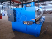 Cisaille hydraulique, adaptée pour la découpe de tôles métalliques jusqu'à 6*4000 mm de longueur, avec une cisaille à gorge profonde.