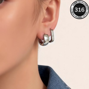 Dos pares de aretes de aro anchos de acero de titanio chapados en oro, aretes circulares de alto brillo con efecto espejo, estilo INS transfronterizo. - Product Image 4