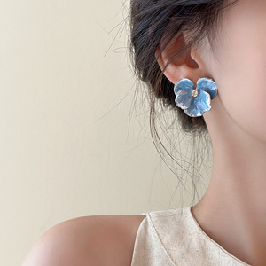 Boucles d'oreilles clous élégantes bleues à fleurs, style luxe léger, pour femme, avec strass, en métal, pour mariage et soirée - Product Image 4