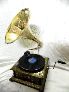 Tocadiscos Antiguo con Bocina de Latón, Equipo de Audio Gramófono en Venta, Gramófono Antiguo con Base de Madera - Product Image 2