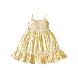 Vestido de tirantes finos de <span class=keywords><strong>gasa</strong></span> orgánica arrugada para niñas, con ribete de encaje amarillo y dobladillo con volantes, ideal para el verano. - Product Image 5