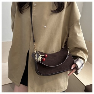 Nouveau Sac à Main <span class=keywords><strong>Femme</strong></span> Tendance avec Chaîne et Pendentif Cerise – Sac Bandoulière Élégant - Product Image 4