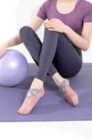 Chaussettes de danse et de yoga antidérapantes en silicone pour femmes, avec sangles croisées à ressort pour le dos du pied, idéales pour le Pilates et le fitness professionnel